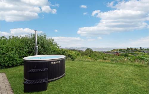 ein Mülleimer steht auf dem Gras auf einem Feld in der Unterkunft 3 Bedroom Beautiful Home In Ebeltoft in Ebeltoft