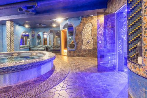 un bagno con vasca idromassaggio in una stanza di Vilos NEMUNO SLĖNIS Liuxas a Birštonas