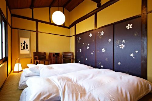 a bedroom with white snowflakes painted on the wall at Gion Kyuraku in Kyoto
