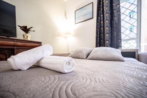 Elegant King Apartment in Testaccio Walk to Colosseum