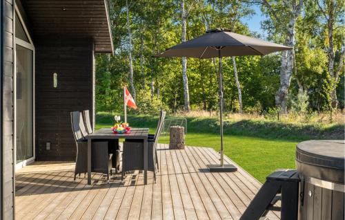 Κήπος έξω από το Cozy Home In Grenaa With Kitchen