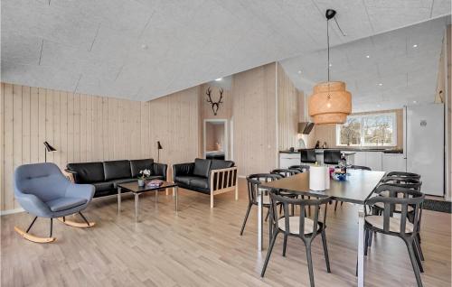 Χώρος καθιστικού στο Cozy Home In Grenaa With Kitchen