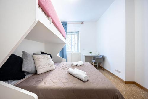 Elegant King Apartment in Testaccio Walk to Colosseum