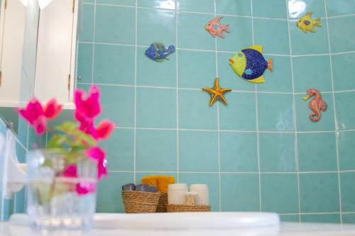 a bathroom with a blue tiled wall and a sink at Landhuis Francia in Willemstad