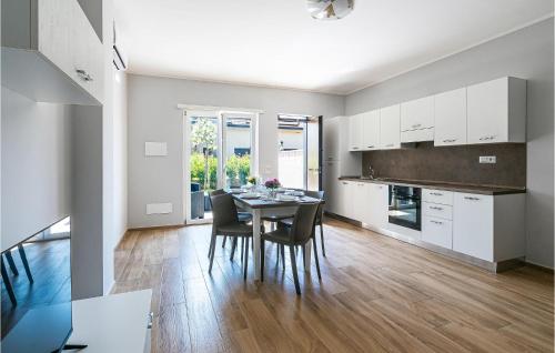カザール・ヴェリーノにあるAwesome Apartment In Casalvelinoのテーブルと椅子のあるキッチンとダイニングルーム