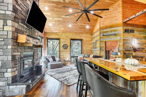 TV/Unterhaltungsangebot in der Unterkunft Galena Cabin on 20 Acres 5 Mi to Downtown!