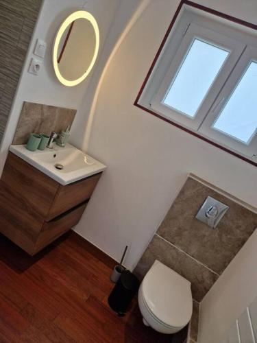 une salle de bains mansardée avec lavabo et toilettes. dans l'établissement appartement avec terrasse, à Sillery