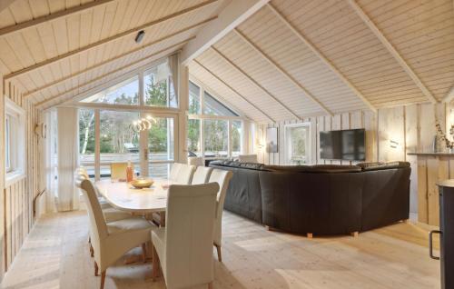 TV/Unterhaltungsangebot in der Unterkunft Awesome Home In Hals With Sauna