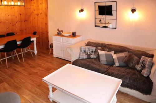un salon avec un canapé et une table dans l'établissement Résidence L'edelweiss - Très bel appartement 3 pièces 8 personnes en duplex coeur de station MAE-5171, aux Orres