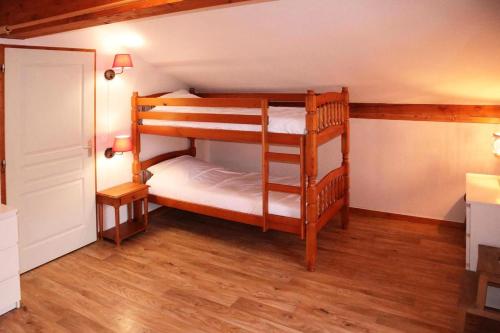 deux lits superposés dans une chambre avec parquet dans l'établissement Résidence L'edelweiss - Très bel appartement 3 pièces 8 personnes en duplex coeur de station MAE-5171, aux Orres