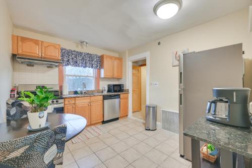 Una cocina o cocineta en Belmont Home Less Than 3 Mi to Harvard Square!