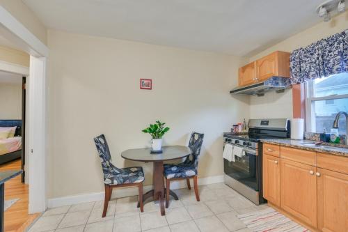 Una cocina o cocineta en Belmont Home Less Than 3 Mi to Harvard Square!