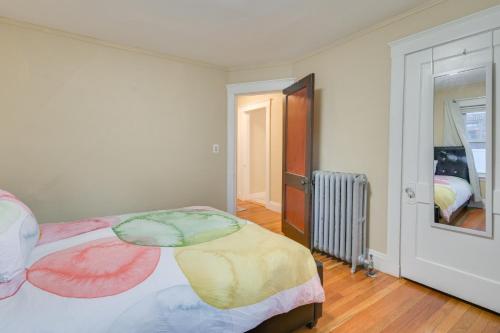 Una cama o camas en una habitación de Belmont Home Less Than 3 Mi to Harvard Square!
