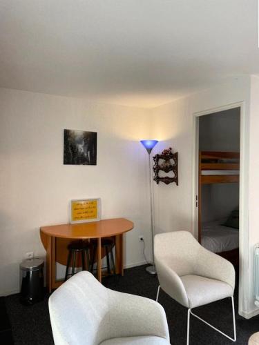 une pièce avec une table et deux chaises et un lit dans l'établissement Résidence Aspin - Appartement 4 personnes à deux pas du centre MAE-3524, à Saint-Lary-Soulan