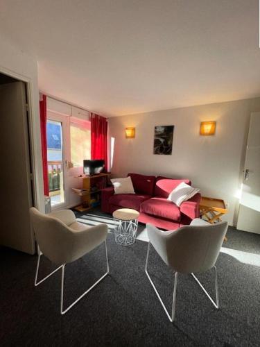 - un salon avec un canapé et des fauteuils rouges dans l'établissement Résidence Aspin - Appartement 4 personnes à deux pas du centre MAE-3524, à Saint-Lary-Soulan