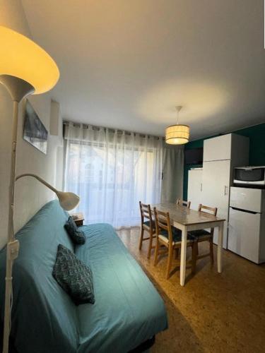 - une chambre avec un lit et une table à manger dans l'établissement Résidence Hameau Thermes Ii - HAMEAU DES THERMES 4 personnes proche du télécabine MAE-6034, à Saint-Lary-Soulan