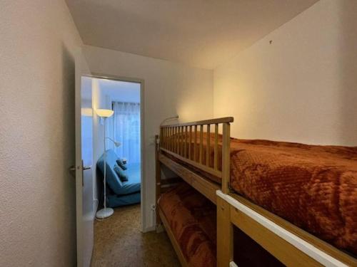 une chambre avec un lit superposé et un miroir dans l'établissement Résidence Hameau Thermes Ii - HAMEAU DES THERMES 4 personnes proche du télécabine MAE-6034, à Saint-Lary-Soulan