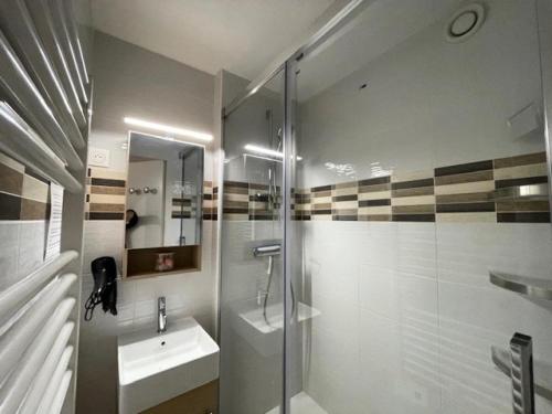 une salle de bain avec une douche en verre et un lavabo dans l'établissement Résidence Hameau Thermes Ii - HAMEAU DES THERMES 4 personnes proche du télécabine MAE-6034, à Saint-Lary-Soulan