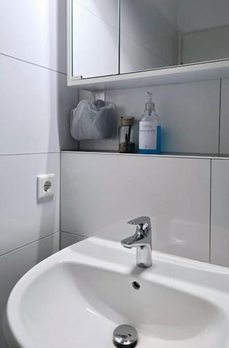 a bathroom with a white sink and a mirror at City Lage mit Rheinblick in Mainz