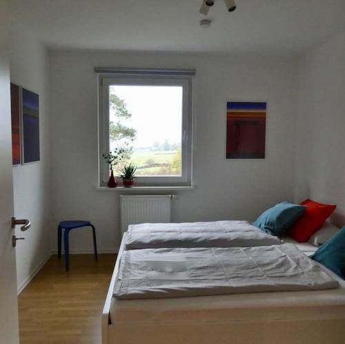 a bedroom with a large bed and a window at Ferien-und Monteurwohnung 'Friedersdorfer Mühle' in Pressig
