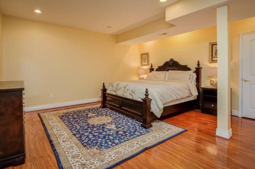 een slaapkamer met een groot bed en een tapijt bij Great value 2 bedroom 1 bath in Manassas