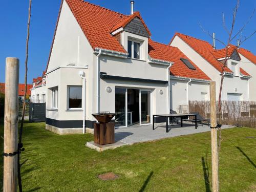 une maison avec une table de pique-nique dans la cour dans l'établissement Villa 800, à Wissant