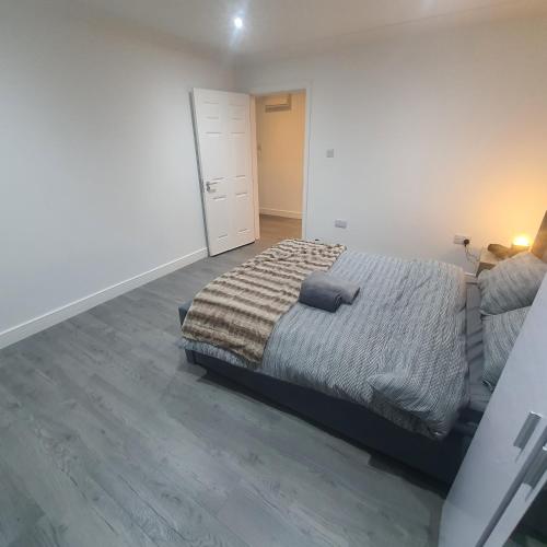 a bedroom with a bed and a dresser at 3 Large Bedroom Property in Leafy Ingatestone Essex in Mountnessing