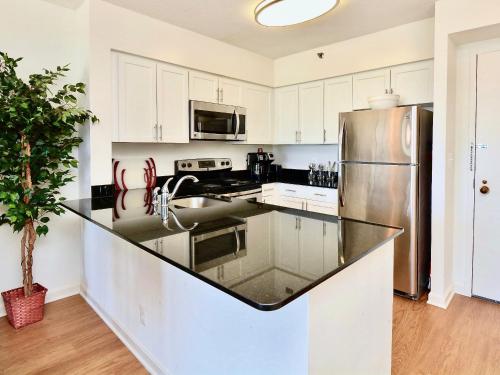 Executive Suite at Crystal City - 1BR, Metro, Gym, Pool, Sauna, 2 Queen Beds Image