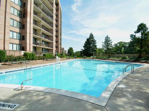 a large swimming pool in front of a building at Executive Suite at National Landing - 1BR, Metro, Gym, Pool, Sauna, 2 Queen Beds in Arlington