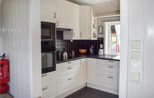 Una cocina o zona de cocina en 4 Bedroom Pet Friendly Home In Heggedal
