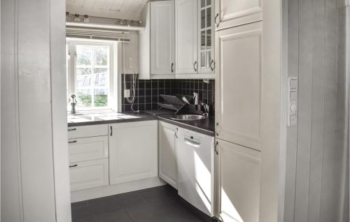 Una cocina o zona de cocina en 4 Bedroom Pet Friendly Home In Heggedal