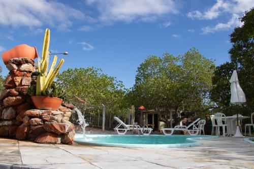 Olho D’Água do CasadoにあるRancho Império do Cajúの庭の噴水付きスイミングプール