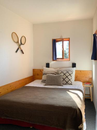 - une chambre avec un grand lit et un propulseur sur le mur dans l'établissement Appartement Perriand Les Arcs 1800, à Arc 1800
