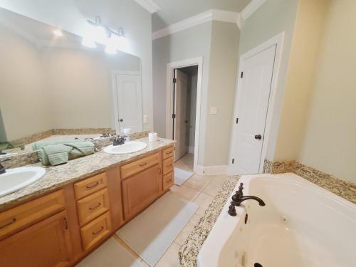 une salle de bain avec deux lavabos et une baignoire dans l'établissement Mystic Dream, à Hot Springs