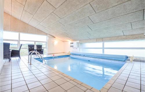 Bazén v ubytování Nice Home In Ebeltoft With Sauna nebo v jeho okolí