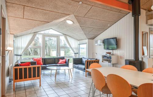 Posezení v ubytování Nice Home In Ebeltoft With Sauna