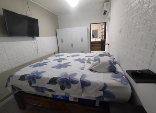 a bedroom with a bed with blue flowers on it at Departamento Yavari in Iquitos