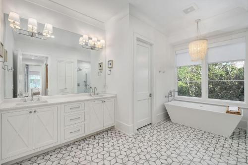 une salle de bain blanche avec une baignoire et un lavabo dans l'établissement Bearfoot By The Sea, à Santa Rosa Beach