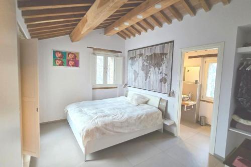 a bedroom with a white bed in a room at The Cherry House, Apartamento Monterosa in Petritoli