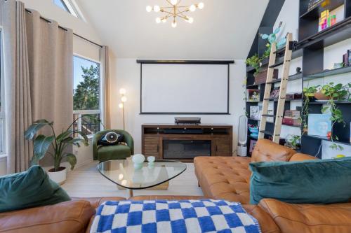 a living room with a couch and a table at Casa Queso Blanco in Lago Vista