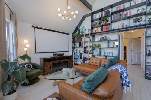 a living room with a couch and a tv at Casa Queso Blanco in Lago Vista