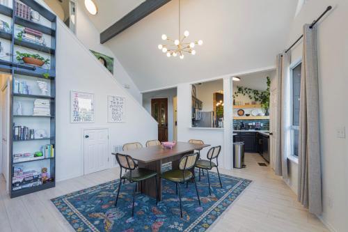 a kitchen and dining room with a table and chairs at Casa Queso Blanco in Lago Vista
