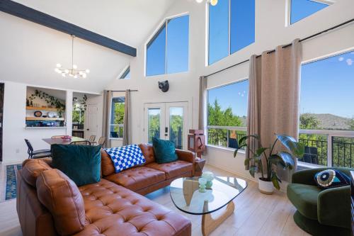 a living room with a couch and a table at Casa Queso Blanco in Lago Vista