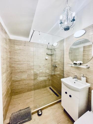 a bathroom with a shower and a sink and a mirror at Casa Cara in Târgovişte