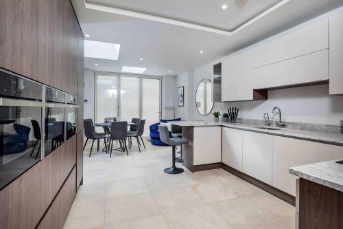 Spacious, High Spec & Modern House by Ark SA Image