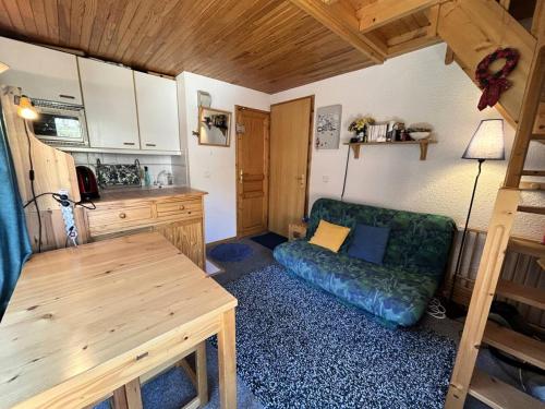 un salon avec un canapé et une table dans une pièce dans l'établissement Résidence Lama - APPARTEMENT LAMA 30 MAE-5471, à Les Allues