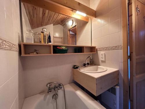 une salle de bain avec un lavabo et une baignoire dans l'établissement Résidence Lama - APPARTEMENT LAMA 30 MAE-5471, à Les Allues
