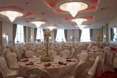 a large banquet hall with white tables and chairs at Elite Hotels Darica Spa & Convention Center in Gebze