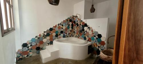 bagno con servizi igienici e parete a mosaico di Dada Hotel a Brisas de Zicatela