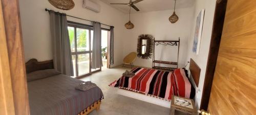 una camera da letto con un letto e uno specchio di Dada Hotel a Brisas de Zicatela